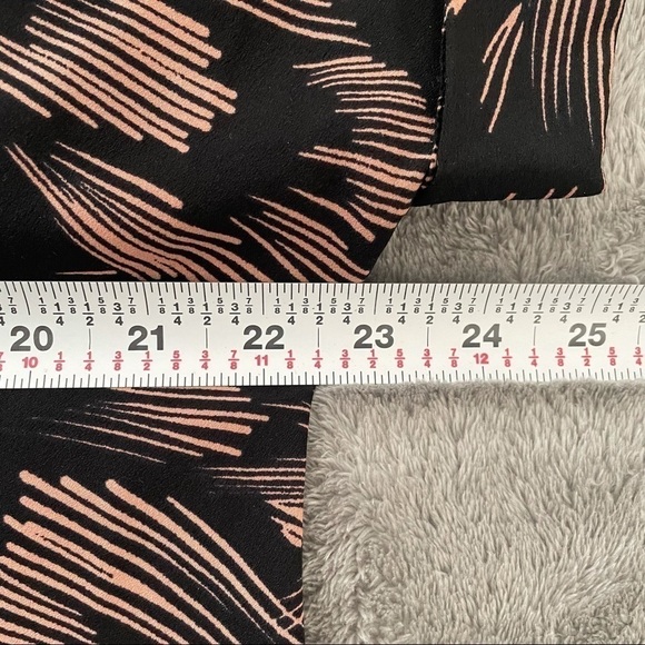 Cabi Short Sleeve Graphic Pattern Blouse Size S - Picture 5 of 6